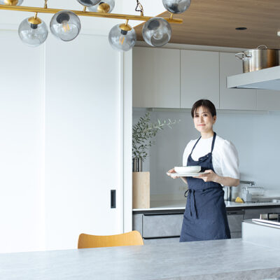 大きな収納棚が特徴的な山本了子さんこだわりのキッチン。