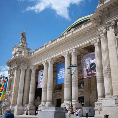 シャンゼリゼ通りに立つと目の前に広がる、堂々たるグラン・パレ。