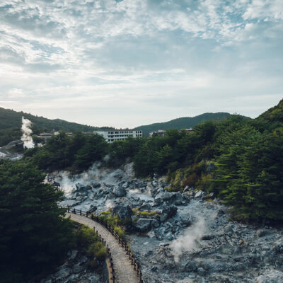 雲仙‘地獄めぐり’散策路の奥に見える「界 雲仙」の佇まい