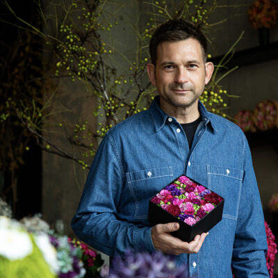 ニコライ・バーグマンさんと、御本人によって手掛けた色鮮やかなフラワーボックス。