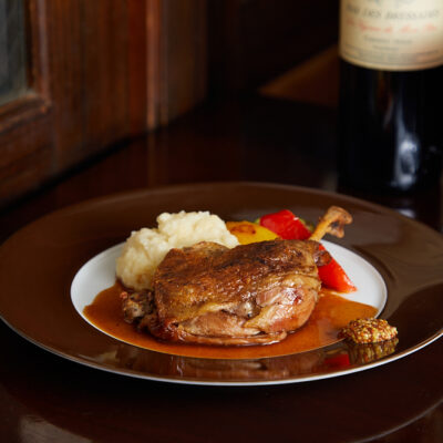 「鴨のもも肉のコンフィ」。骨からほろりと外れる柔らかい肉と香ばしい焼き色。