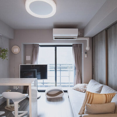 グレーの壁に調和する、オーナー様こだわりの上質なインテリア。