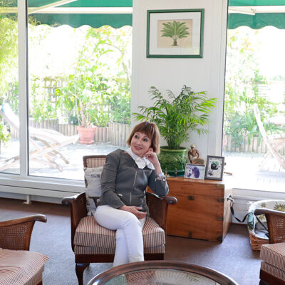 ヴァンヴのテラス付きアパルトマンで暮らす弓・シャローさんとリビング風景