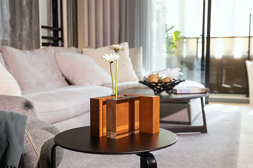 桜の無垢材と透明アクリルで構成された祈りのオブジェ