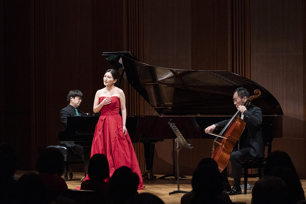 ピアノとチェロに囲まれ歌う田中彩子のプレミアムコンサート