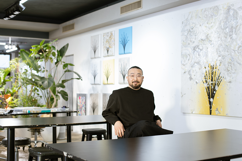 花をモチーフに作品を制作するアーティスト奥田雄太