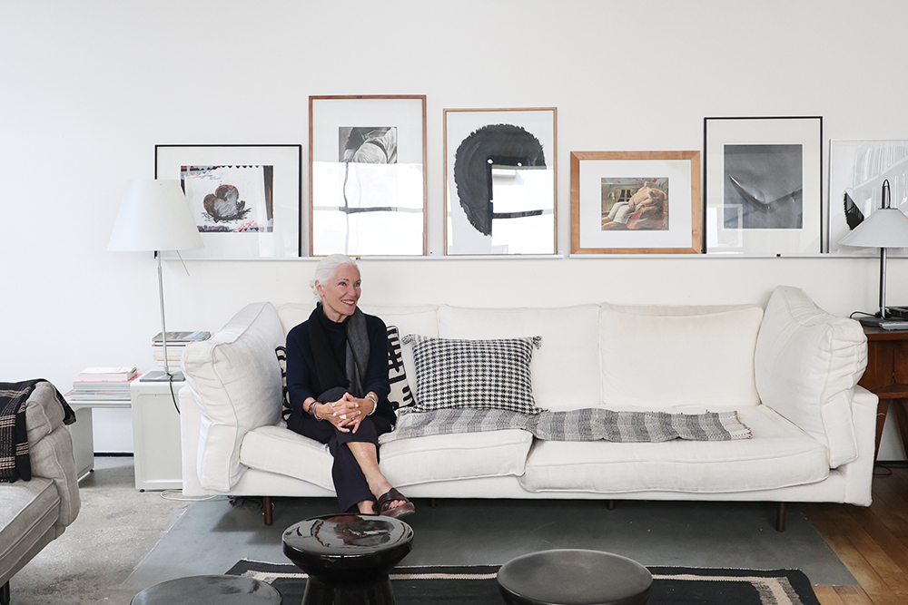 自宅のソファーでくつろぐ、シャンタル・クラヴィエ・アマイドさん。