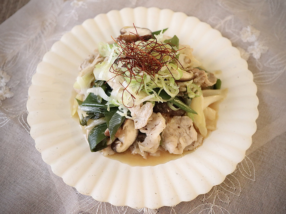 フライパンひとつでできる豚肉と長ネギのホットサラダ