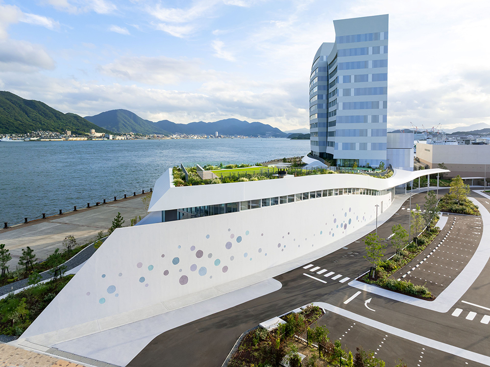星野リゾート「リゾナーレ下関」の外観と関門海峡の景色