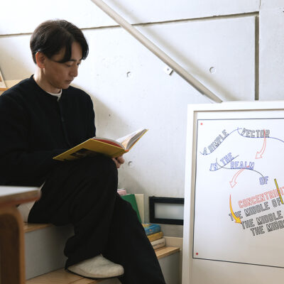 自由が丘のご自宅で過ごす、フードディレクター浅本充さん。