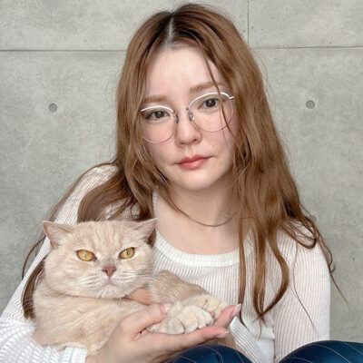 インフルエンサー・モデルとして活動している藤井明子さんと愛猫