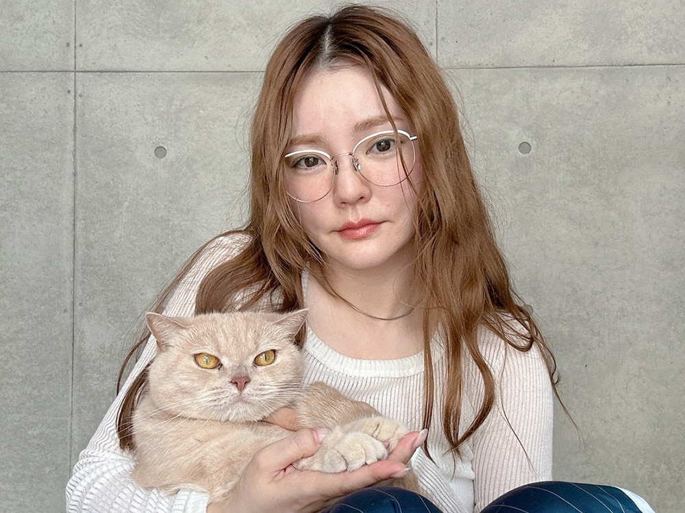 インフルエンサー・モデルとして活動している藤井明子さんと愛猫