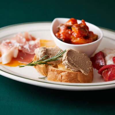 彩りがきれいな前菜盛り合わせ