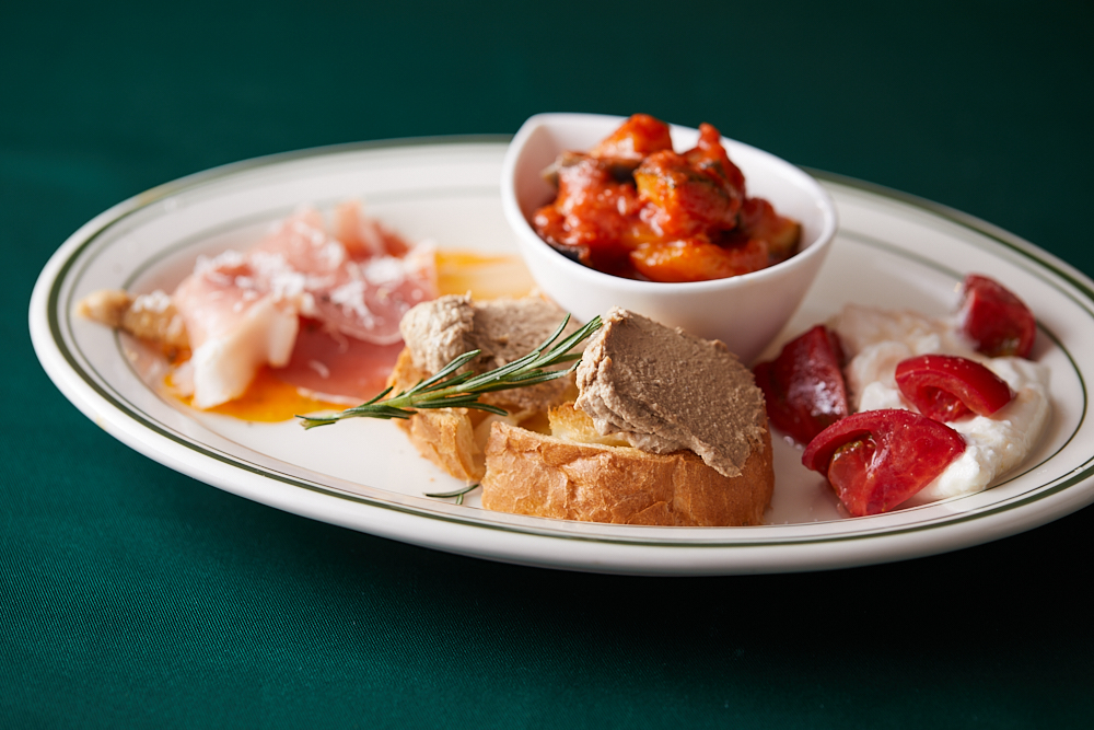 彩りがきれいな前菜盛り合わせ