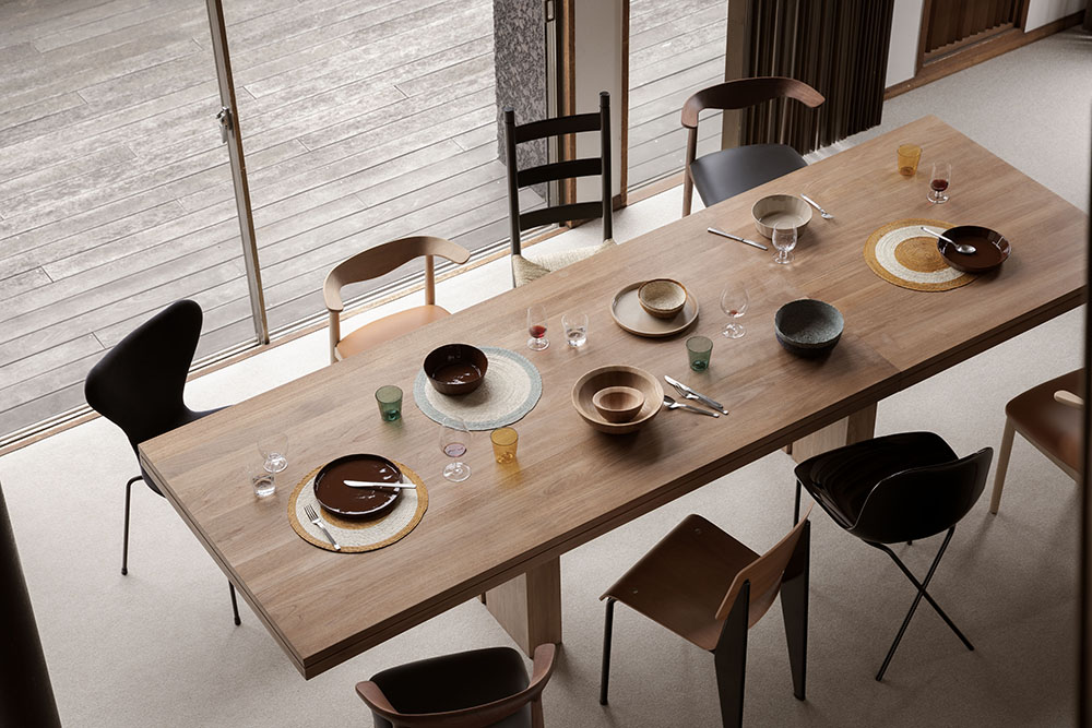 素材やデザインの異なるチェアを組み合わせたダイニングコーディネート