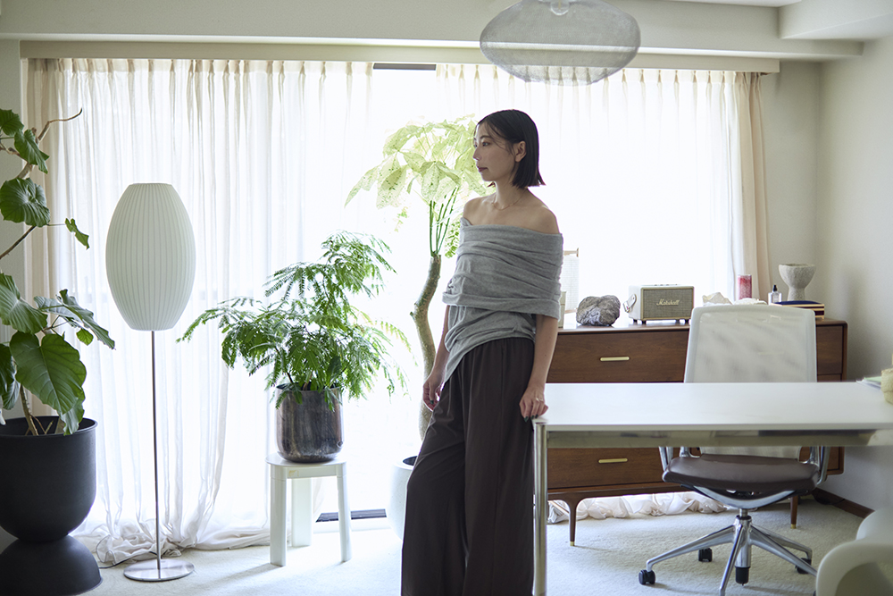植物とヴィンテージ感のある家具が調和する伊集院香織さんの自宅