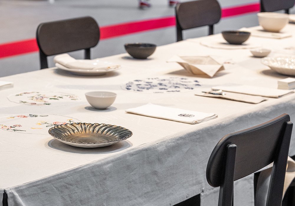 白いクロスと食器で構成されたパリの展示空間
