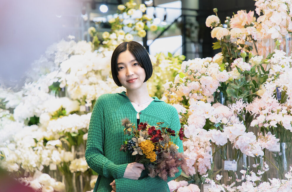 様々なアーティフィシャルフラワー（造花）と小谷実由さん