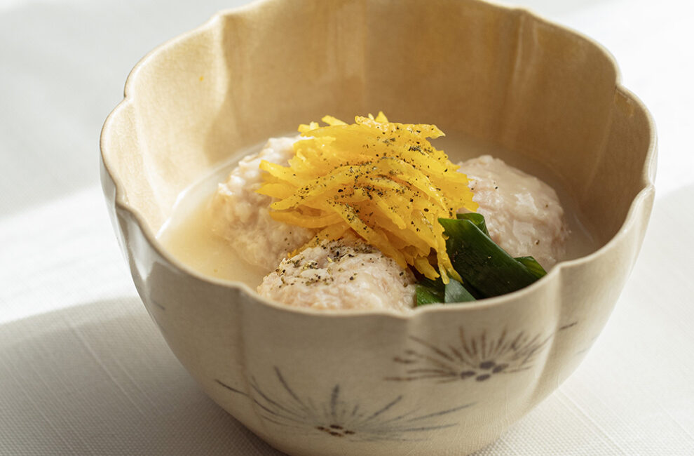 京焼・古清水の向付に盛った白味噌鶏団子。九条葱と柚子を添えた京都の家庭料理