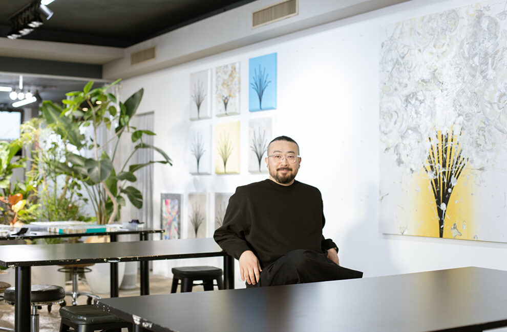 花をモチーフに作品を制作するアーティスト奥田雄太