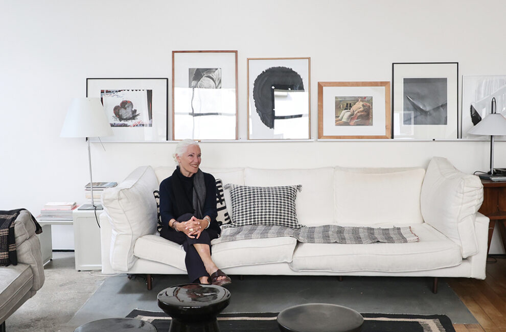 自宅のソファーでくつろぐ、シャンタル・クラヴィエ・アマイドさん。