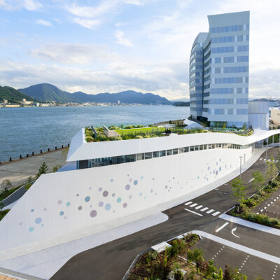 星野リゾート「リゾナーレ下関」の外観と関門海峡の景色