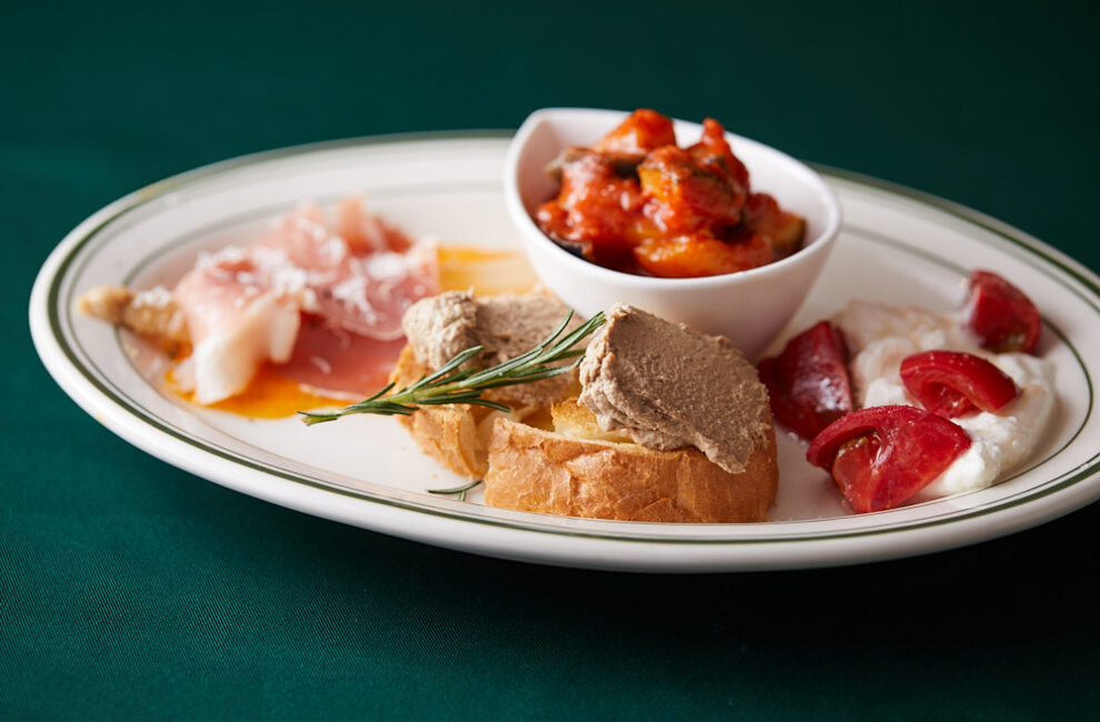 彩りがきれいな前菜盛り合わせ