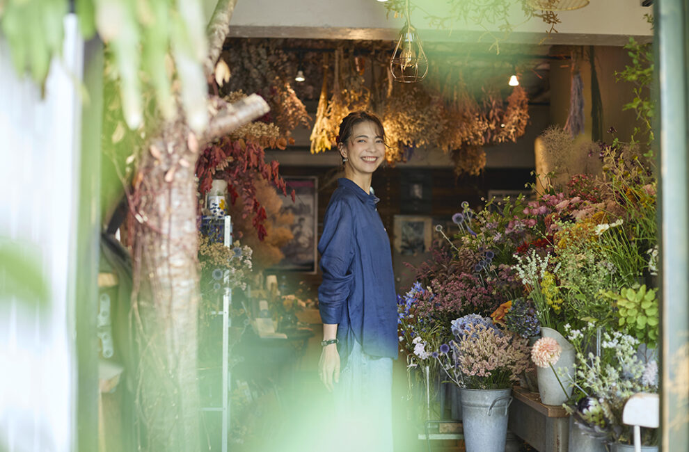 学芸大学のフラワーショップ「THE DAFFODILS」で季節の花々に囲まれて微笑む ファッションコーディネーター・佐藤匠さん