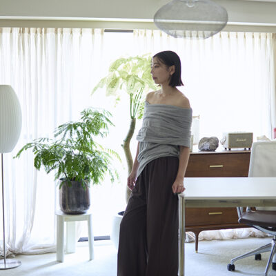 植物とヴィンテージ感のある家具が調和する伊集院香織さんの自宅