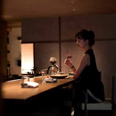 AGUNÌTEで料理と香りが重なり合うペアリングを楽しむ佐藤匠さん
