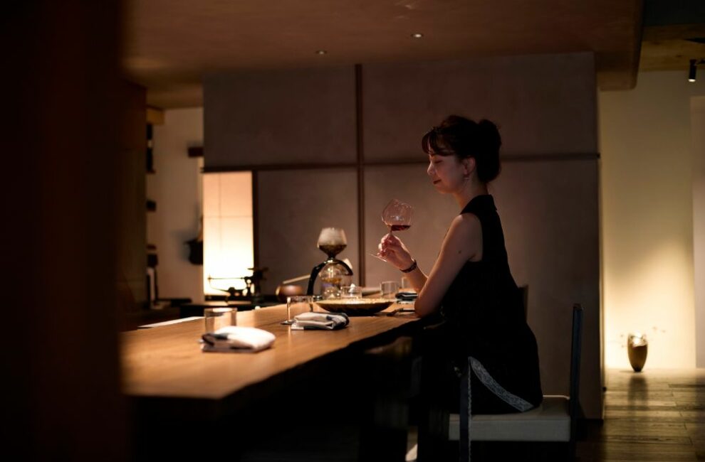 AGUNÌTEで料理と香りが重なり合うペアリングを楽しむ佐藤匠さん