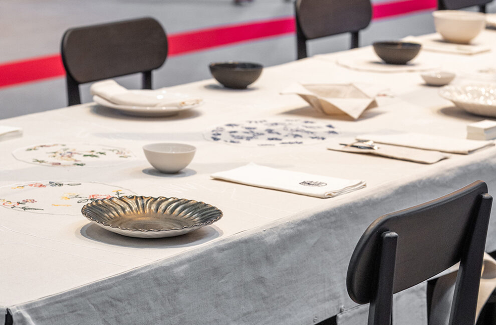 白いクロスと食器で構成されたパリの展示空間